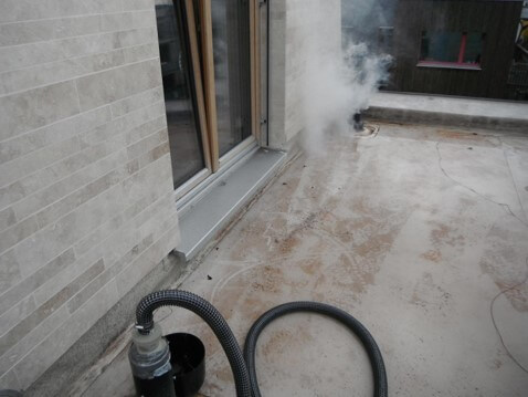 Generator dymu zadymianie ciśnieniowe badanie szczelności dachu szukanie nieszczelności dachu i rur