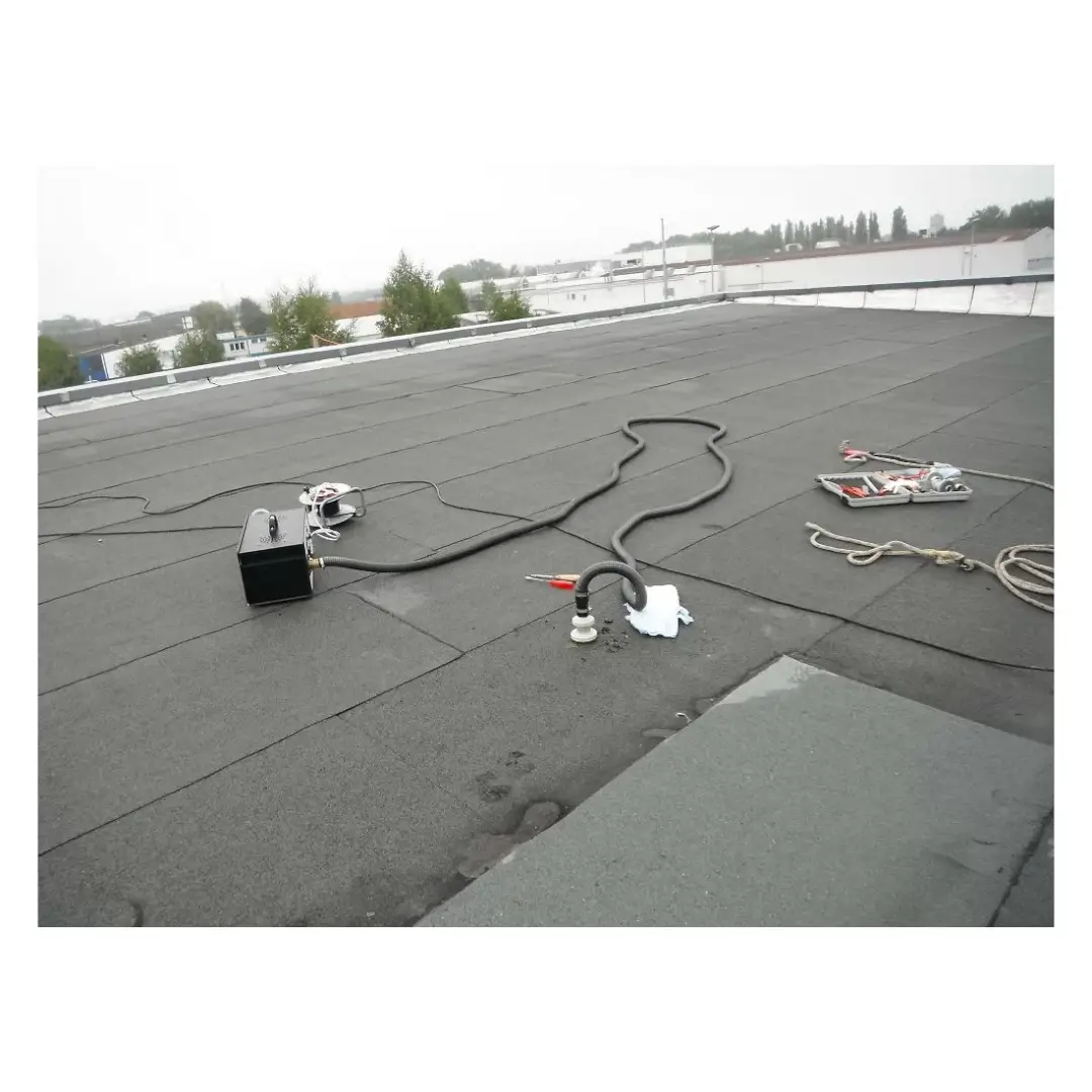 Niemiecki generator dymu i mgły Dölco, badanie sprawdzanie szczelności dachu, szukanie nieszczelności dachu rur, zadymianie ciśnieniowe.