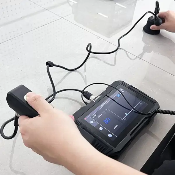 Geofon do wycieków wody, akustyczny lokalizator wycieku Hikmicro AD21 to urządzenie do wykrywania przecieków wody pod podłogą i w ścianie. Skuteczne szukanie wycieku w instalacji wody i CO.